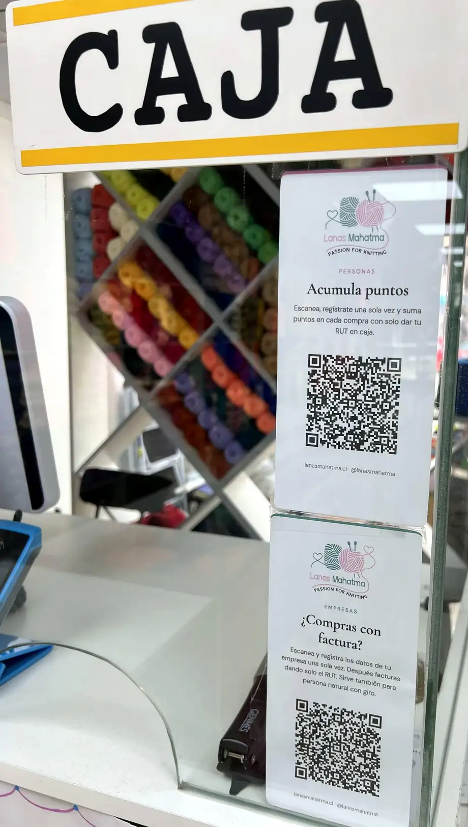 El QR real montado en el mesón de la caja